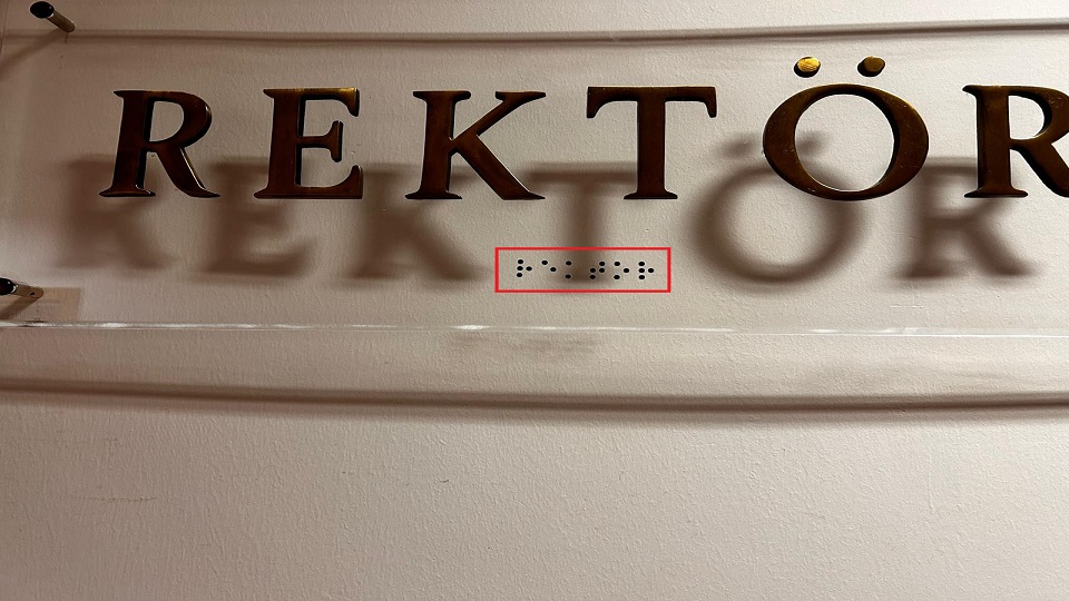 Erişilebilirlik çalışmaları kapsamında görme engelliler için tabelalara braille alfabesi ile mekan isimleri eklendi.